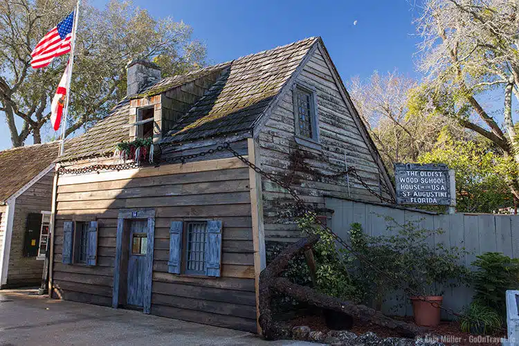 Das älteste Holz-Schulgebäude der USA von außen Das älteste Holz-Schulgebäude der USA von außen