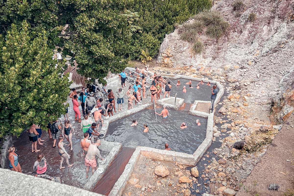 Die Schlammbäder befinden sich in direkt neben dem Vulkan