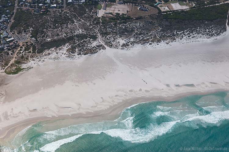 Blick auf einen Strand vom Hubschrauber aus Blick auf einen Strand vom Hubschrauber aus