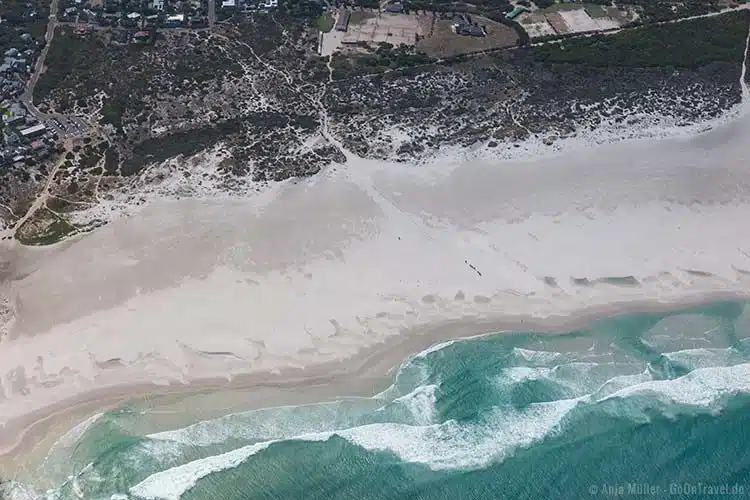 Blick auf einen Strand vom Hubschrauber aus