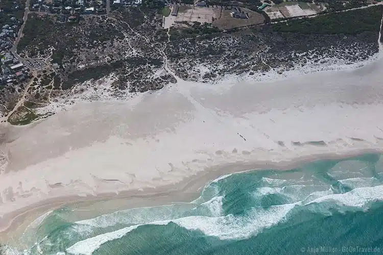 Blick auf einen Strand vom Hubschrauber aus Blick auf einen Strand vom Hubschrauber aus