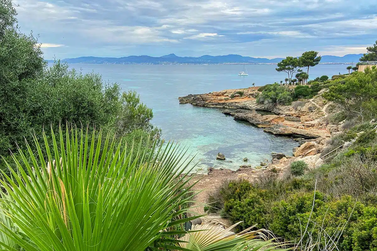 Der kleine Strand Cala Blava auf Mallorca Der kleine Strand Cala Blava auf Mallorca
