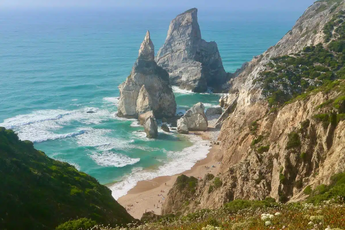 Der portugiesische Praia da Ursa mit Bärin und Riese Der portugiesische Praia da Ursa mit Bärin und Riese