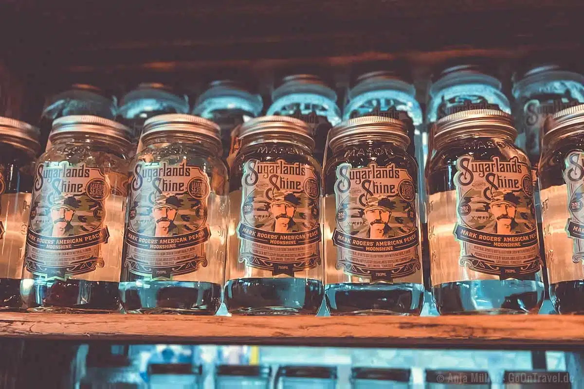 Moonshine Whiskey wird direkt abgefüllt ohne in Fässern zu reifen Moonshine Whiskey wird direkt abgefüllt ohne in Fässern zu reifen