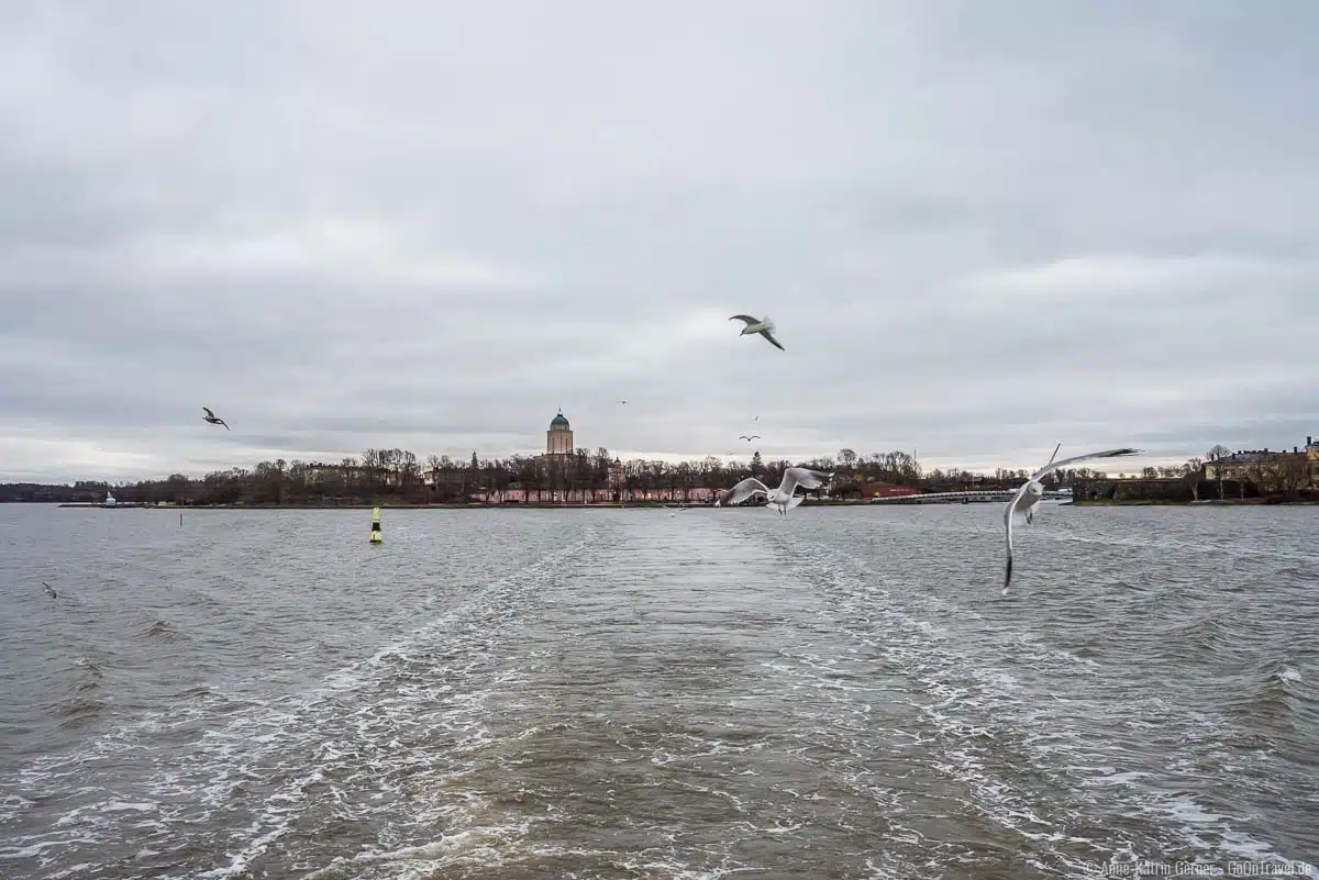 Bei der Abfahrt von der Seefestung ist das Leuchtfeuer auf der Kirche sehr gut zu sehen Bei der Abfahrt von der Seefestung ist das Leuchtfeuer auf der Kirche sehr gut zu sehen