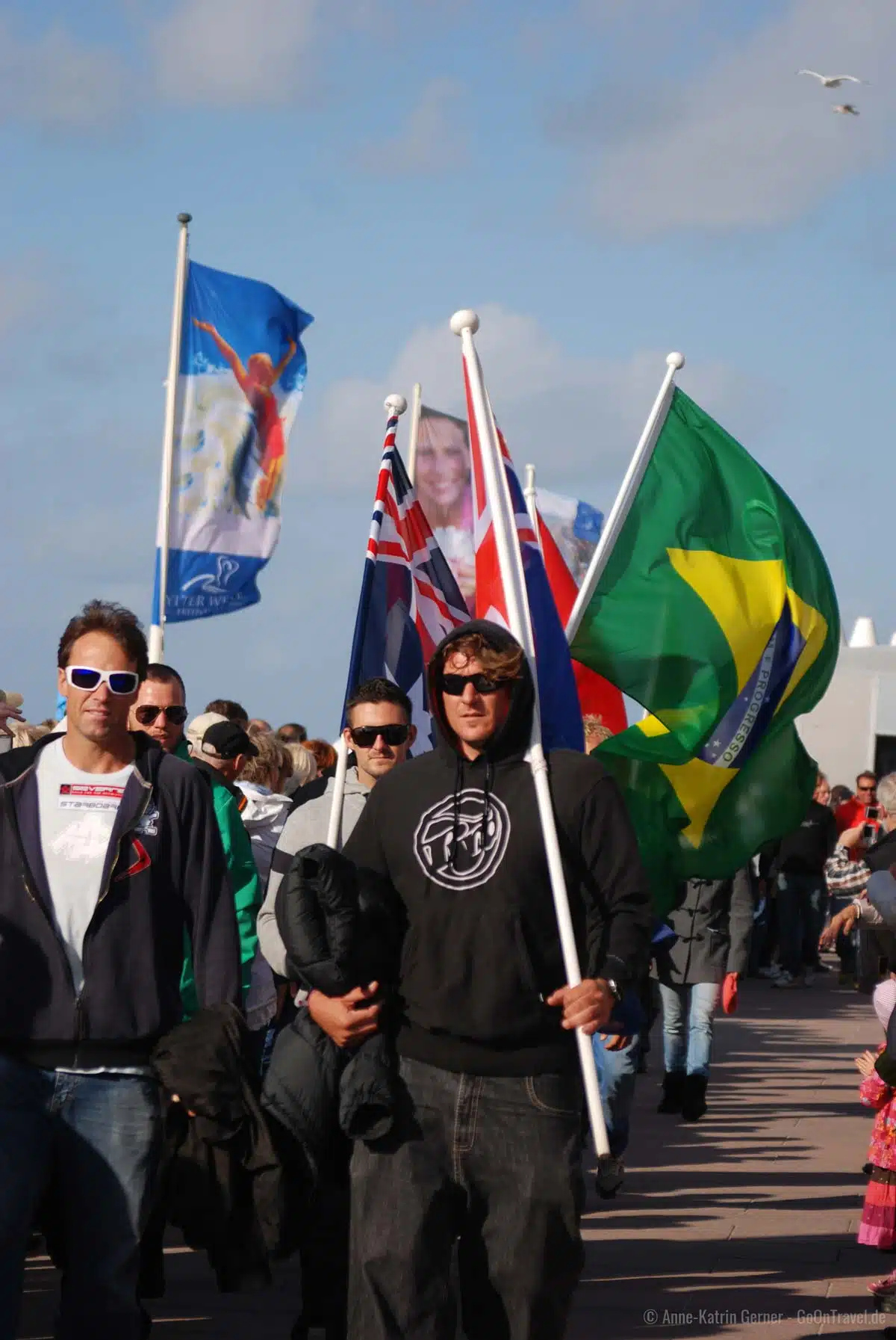 Der Einlauf der Nationen an der Musikmuschel ist der Startschuss zum Surf Cup Sylt Der Einlauf der Nationen an der Musikmuschel ist der Startschuss zum Surf Cup Sylt
