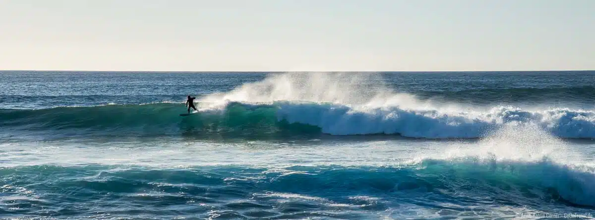 Surfer an der Nordküste von Lanzarote