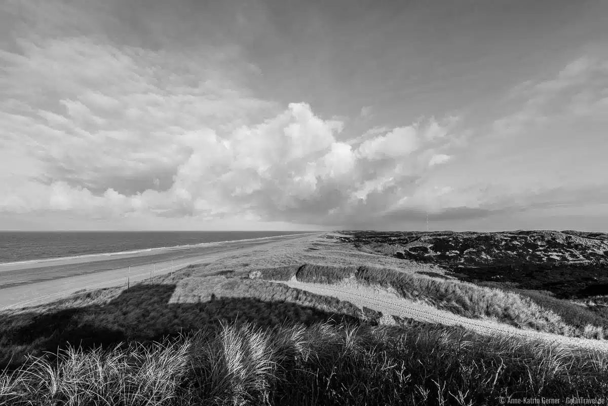 Spiel aus Wolken, Dünen, Strand und Meer Spiel aus Wolken, Dünen, Strand und Meer
