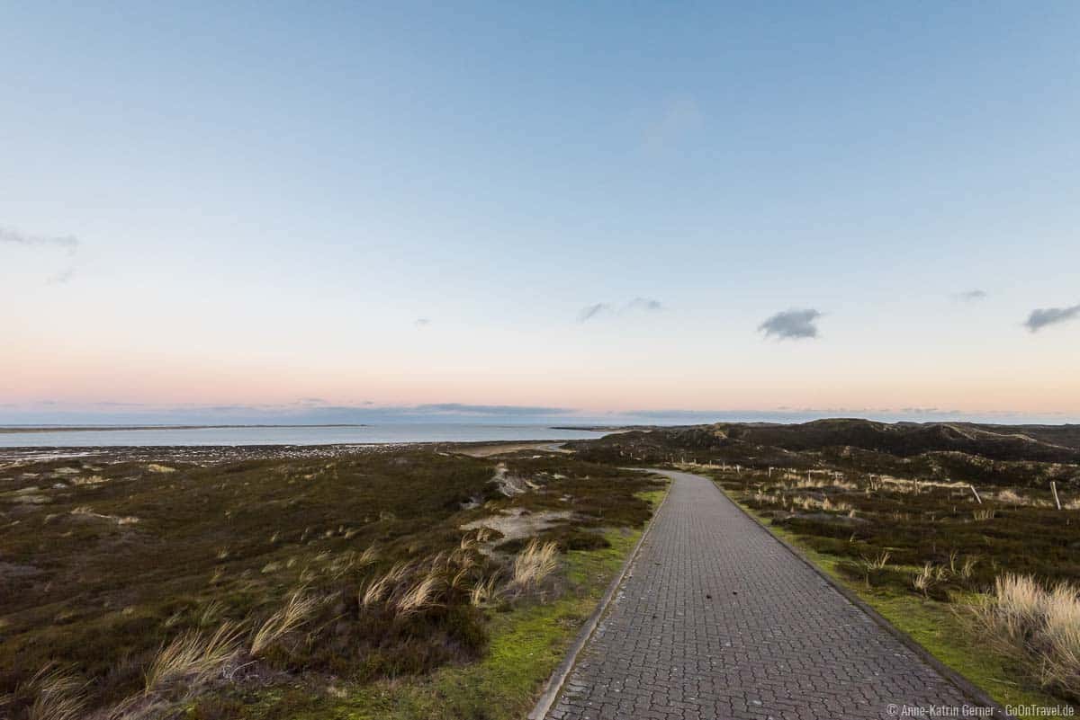 Ein gepflasterter Weg führt ohne Treppen zur Aussichtsplattform List Ein gepflasterter Weg führt ohne Treppen zur Aussichtsplattform List