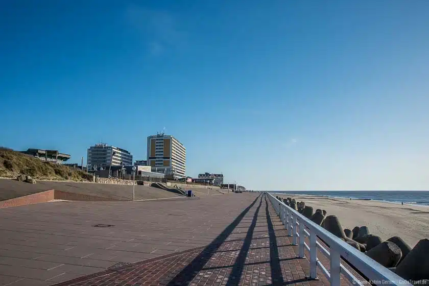 Corona macht es möglich: die Strandpromenade in Westerland ist menschenleer