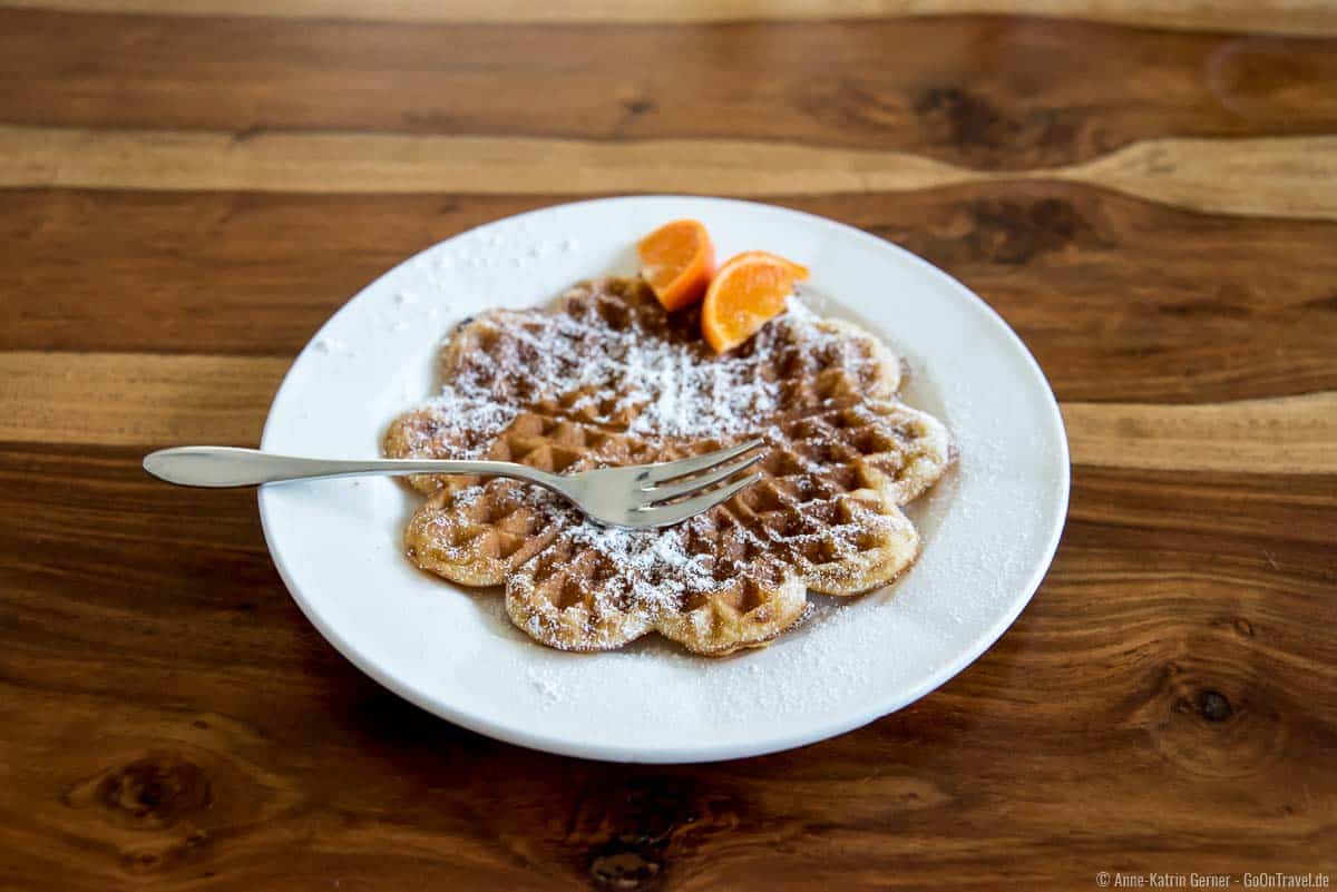 Warme Waffeln mit Puderzucker