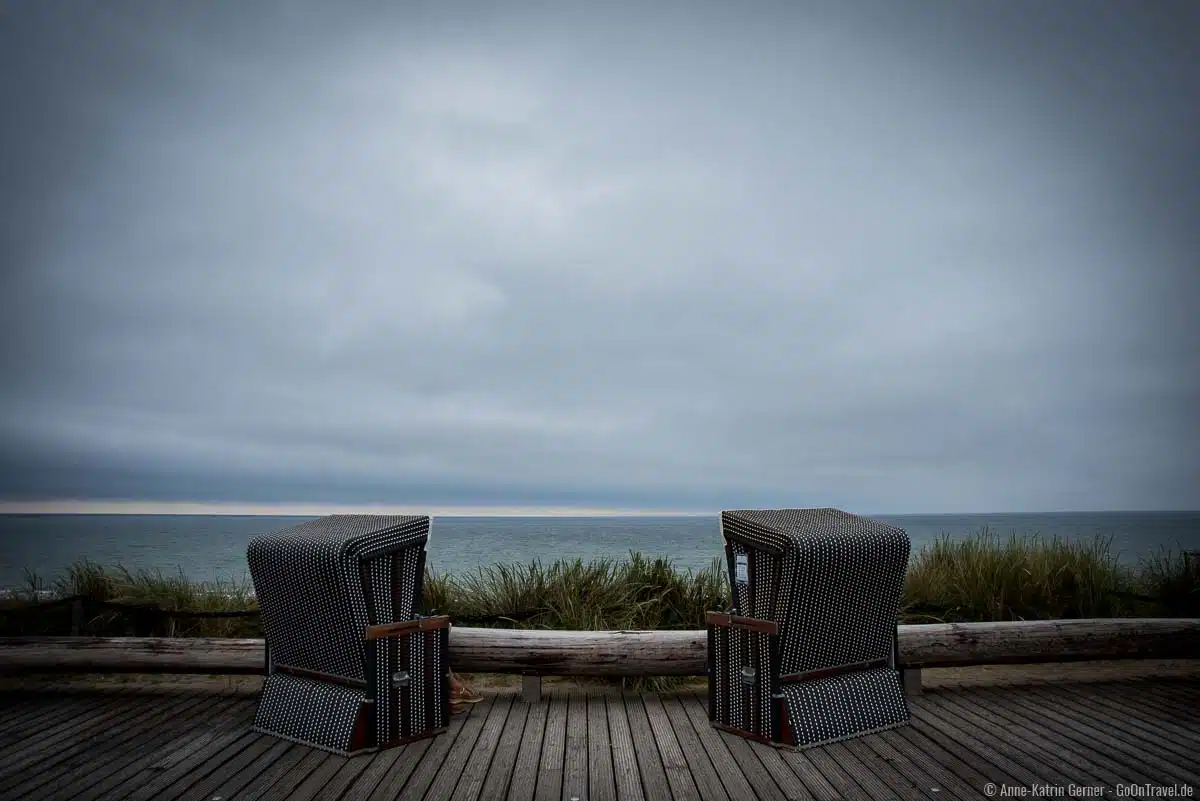 Den Regenschauer im Strandkorb mit Meerblick abwarten. Den Regenschauer im Strandkorb mit Meerblick abwarten.