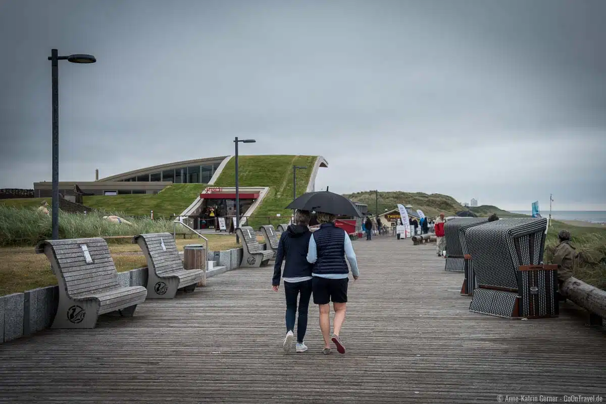 Sylt bei Regen mit Schirm geht nicht immer gut. Sylt bei Regen mit Schirm geht nicht immer gut.