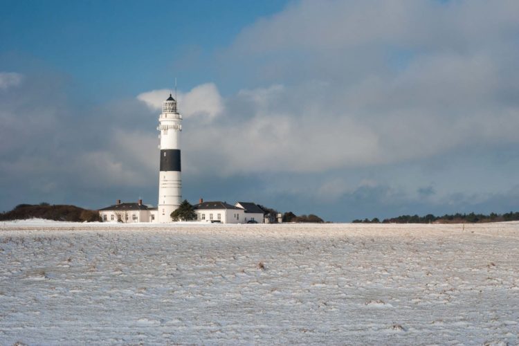 Sylt im Winter mit Schnee Kampen Leuchtturm