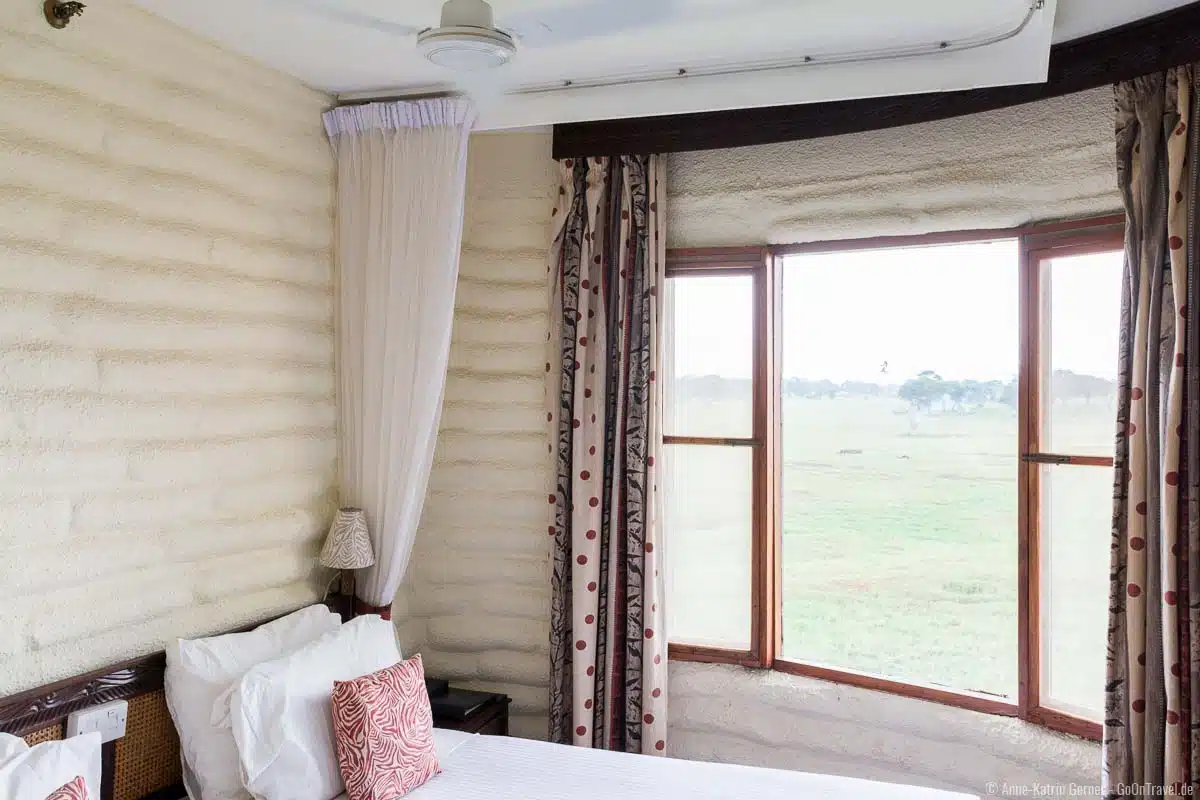 rundes kleines Doppelzimmer mit Fenster und Ventilator in der Salt Lick Lodge rundes kleines Doppelzimmer mit Fenster und Ventilator