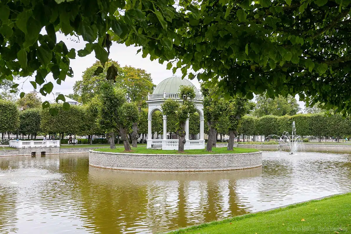 Schwanenteich mit Pavillon im Kadrioru-Park Schwanenteich mit Pavillon im Kadrioru-Park