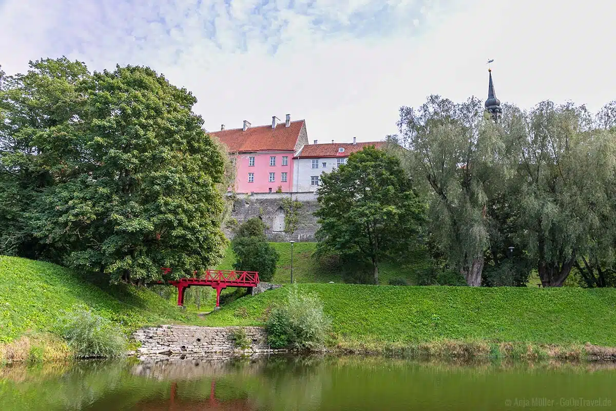 Der Schnelli Park mit Blick auf die Stadtmauer von Tallinn Der Schnelli Park mit Blick auf die Stadtmauer von Tallinn
