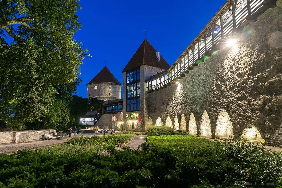 Der Junfernturm mit Stadtmauer am Abend Der Junfernturm mit Stadtmauer am Abend