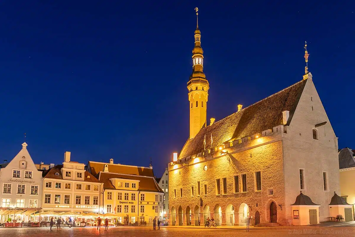 Das Rathaus von Tallinn am Abend