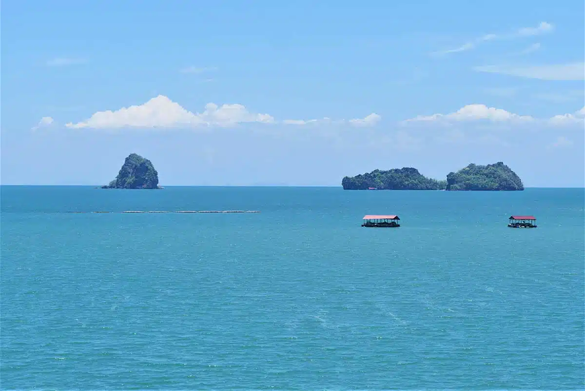 Am Strand auf Langkawai an Malaysias Westküste Am Strand auf Langkawai an Malaysias Westküste