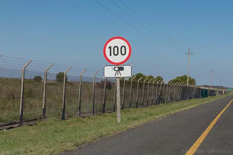 Auto fahren in Südafrika: das Tempolimit auf Schnellstraßen liegt in der Regel immer bei 100km/h