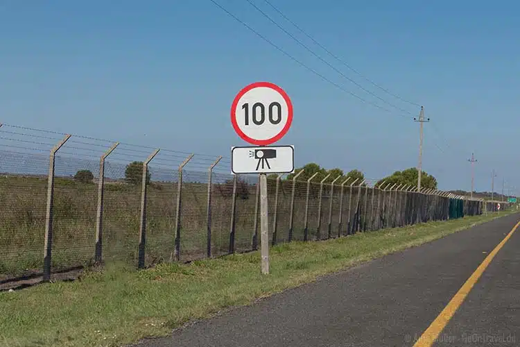 Auto fahren in Südafrika: das Tempolimit auf Schnellstraßen liegt in der Regel immer bei 100km/h Auto fahren in Südafrika: das Tempolimit auf Schnellstraßen liegt in der Regel immer bei 100km/h