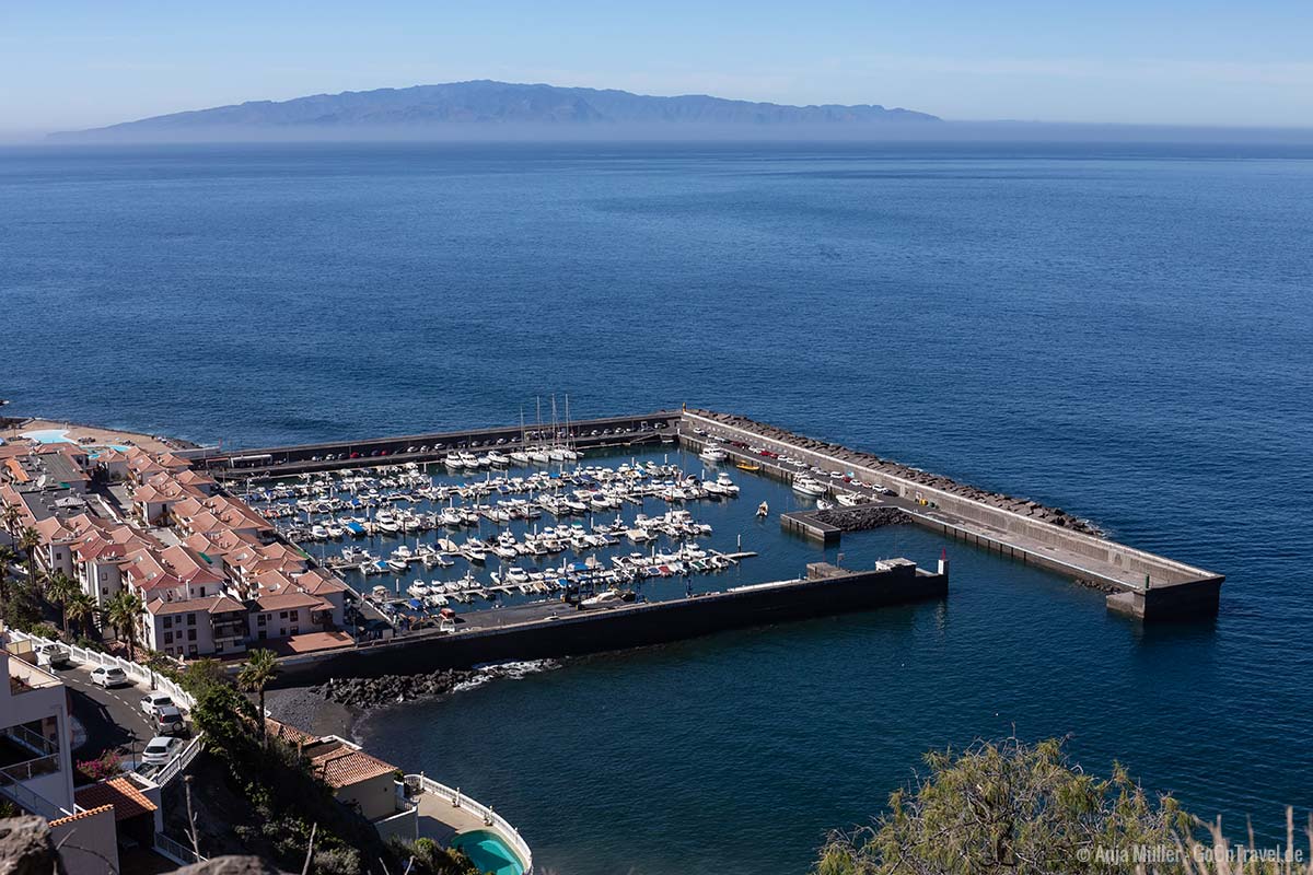 Der Hafen von Los Gigantes und La Gomera im Hintergrund Der Hafen von Los Gigantes und La Gomera im Hintergrund