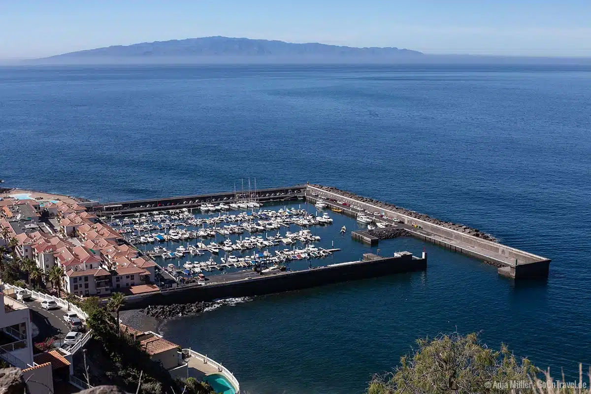 Der Hafen von Los Gigantes und La Gomera im Hintergrund Der Hafen von Los Gigantes und La Gomera im Hintergrund