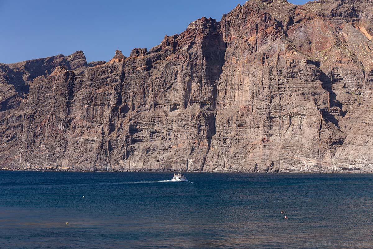 Blick auf die Steilküste vor Los Gigantes vom Strand aus Blick auf die Steilküste vor Los Gigantes vom Strand aus