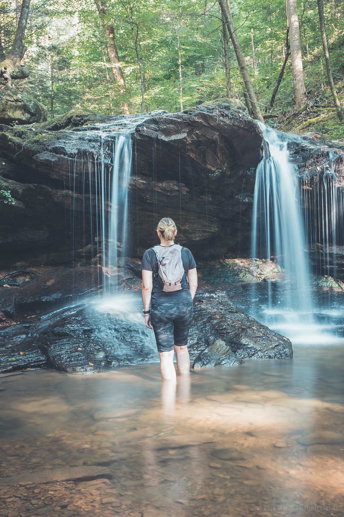 Im Becken vom DeBord Falls kann man auch kneipen