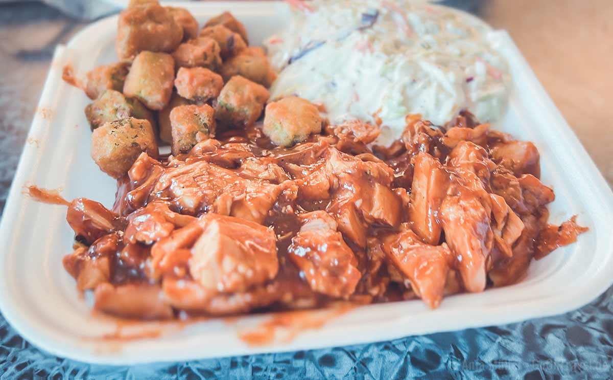 Hähnchenbrust mit frittierten Okra und Coleslaw Hähnchenbrust mit frittierten Okra und Coleslaw