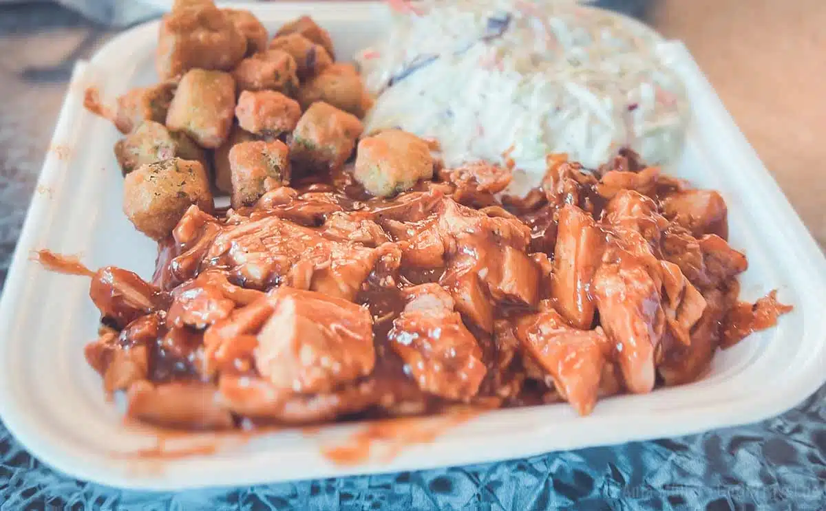 Hähnchenbrust mit frittierten Okra und Coleslaw Hähnchenbrust mit frittierten Okra und Coleslaw