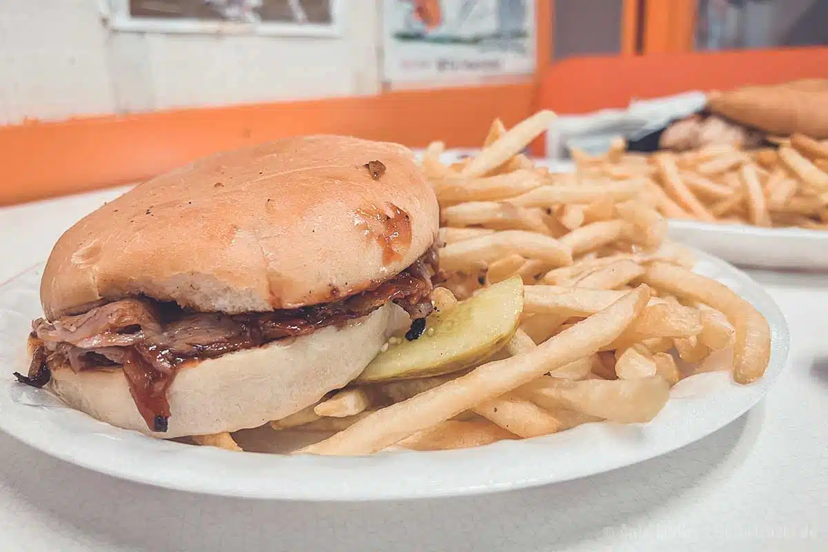 Pulled Pork Burger im Gus´s Good Times Deli in Knoxville Pulled Pork Burger im Gus´s Good Times Deli in Knoxville