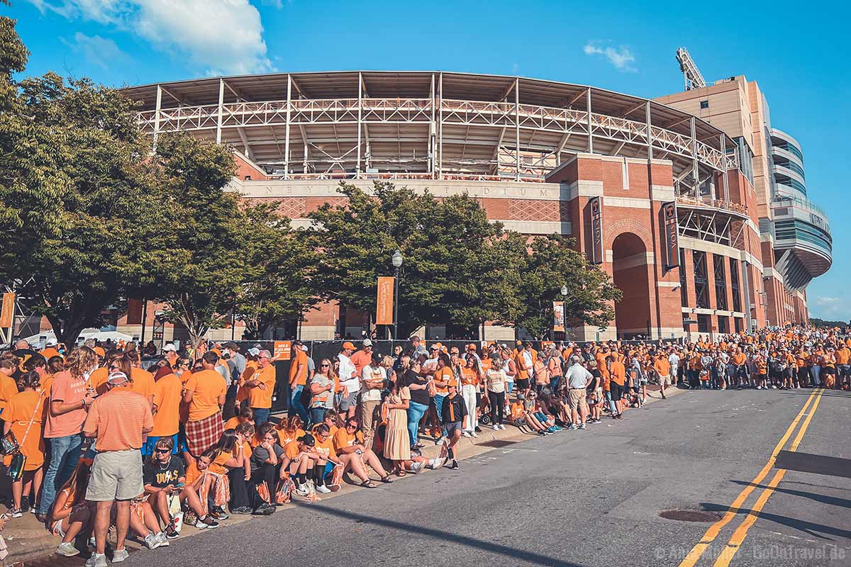 Fans vor dem Neyland Stadion