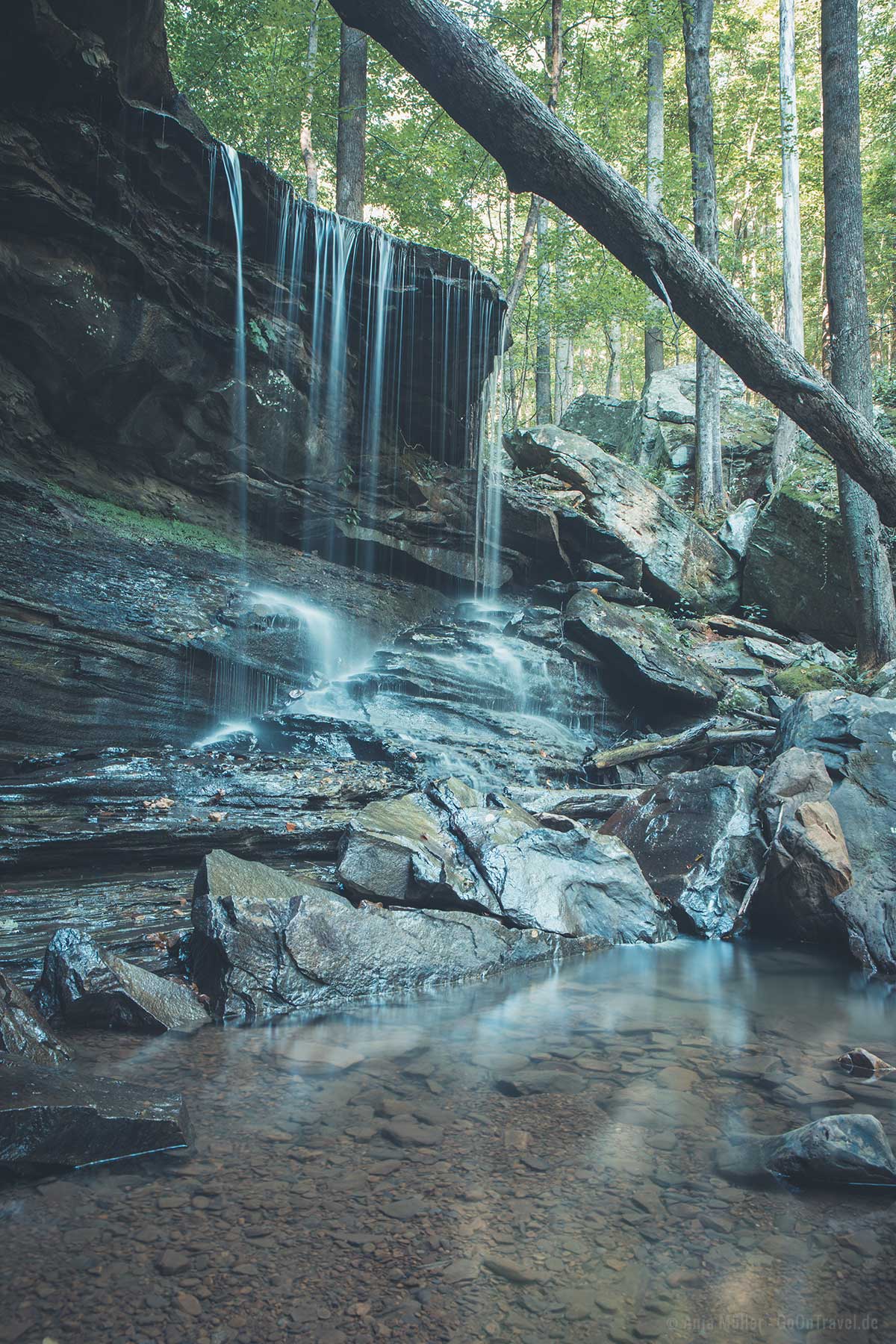 Die Emory Gap Falls wirken wie ein Vorhang aus Wasser