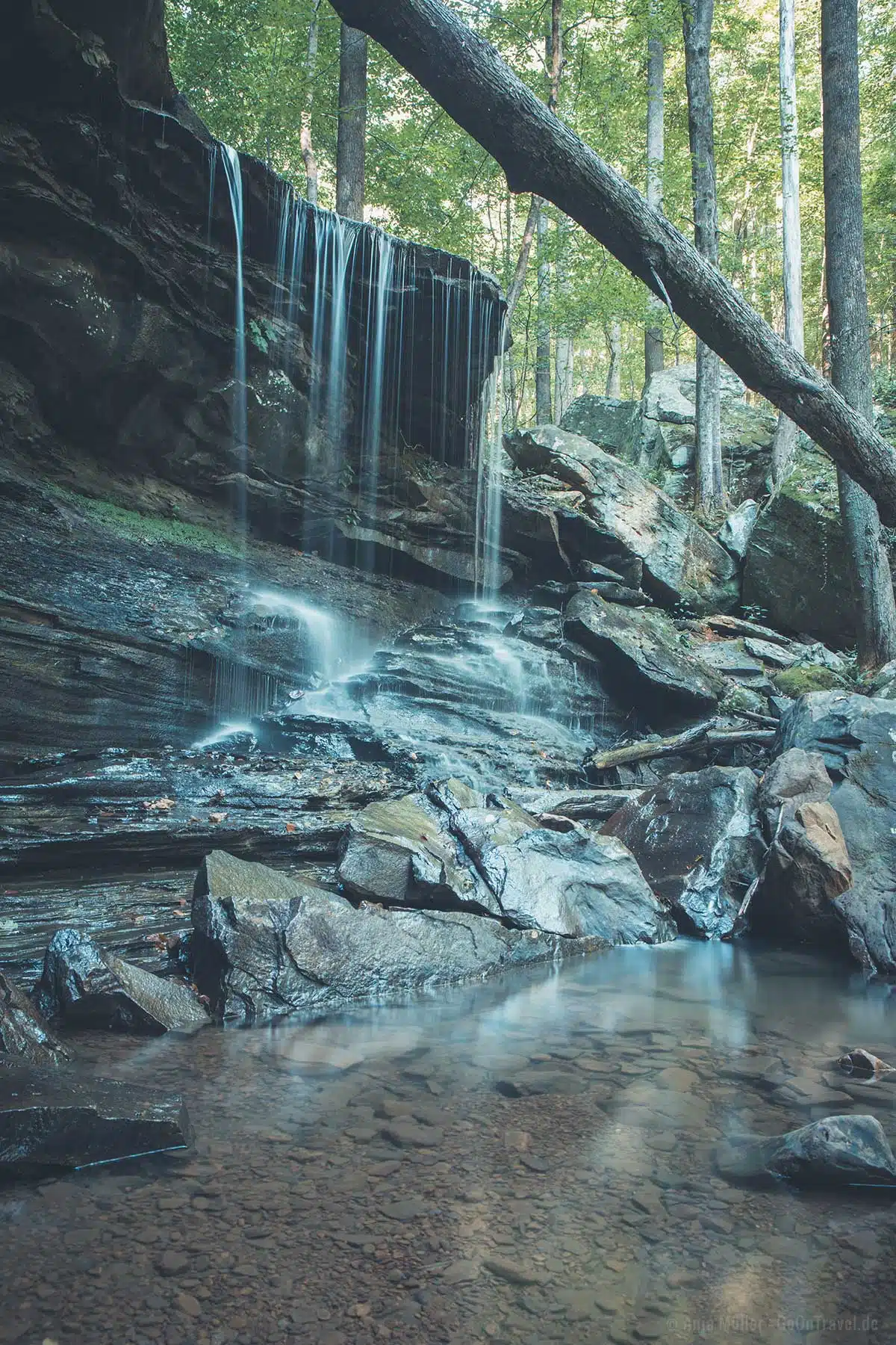 Die Emory Gap Falls wirken wie ein Vorhang aus Wasser Die Emory Gap Falls wirken wie ein Vorhang aus Wasser