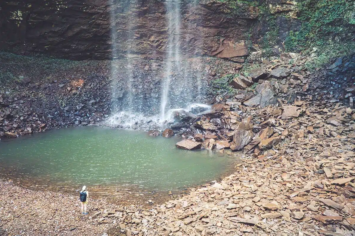 Neben dem höchsten Wasserfall in Tennessee Neben dem höchsten Wasserfall in Tennessee