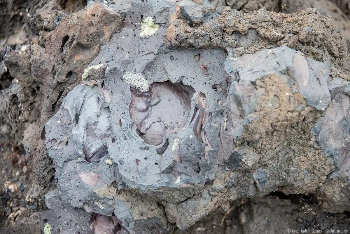 erkaltete Lava und Schlacke zum Anfassen erkaltete Lava und Schlacke zum Anfassen