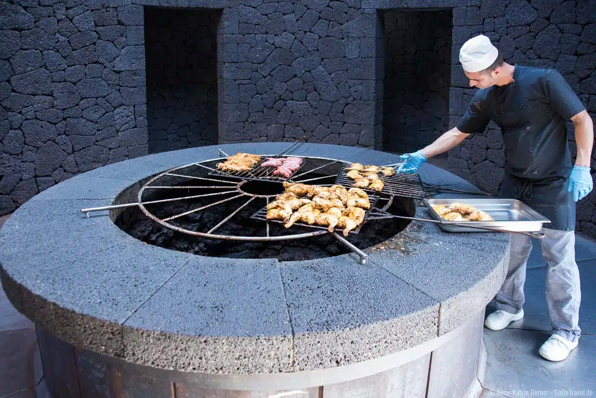 Grillen mit vulkanischer Hitze im El Diabolo Grillen mit vulkanischer Hitze im El Diabolo
