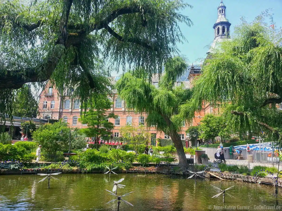 Das Rathaus von Kopenhagen schaut hinterm Tivoli hervor. Das Rathaus von Kopenhagen schaut hinterm Tivoli hervor.