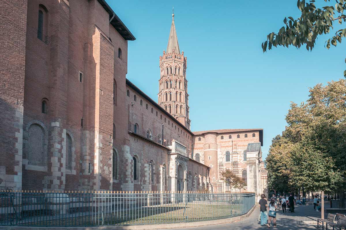 Die Basilika Saint-Sernin liegt am Jakobsweg.