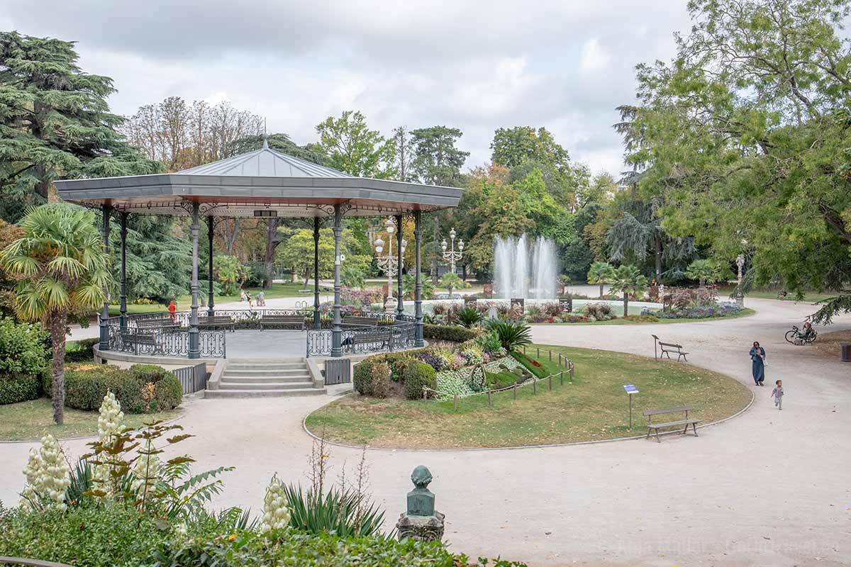 Musikpavillon und Springbrunnen im Jardin des Plantes