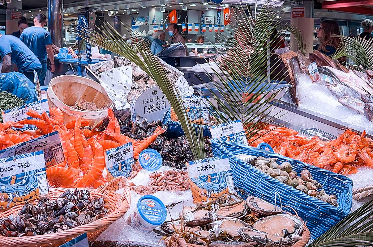 Frischer Fisch und Merresfrüchte in der Markthalle Carmes