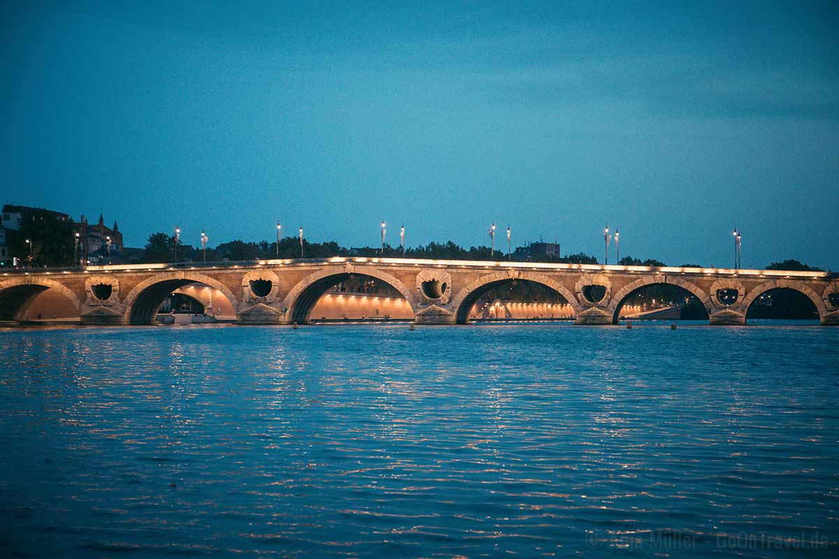 Beleuchtete Pont Neuf am Abend