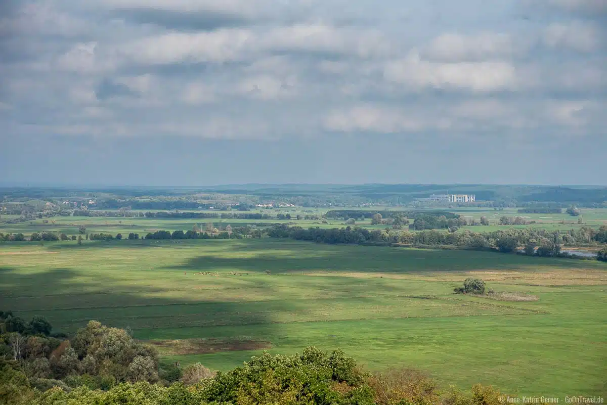 Blick vom Bismarckturm zu den Schiffshebewerken in Niederfinow Blick vom Bismarckturm zu den Schiffshebewerken in Niederfinow