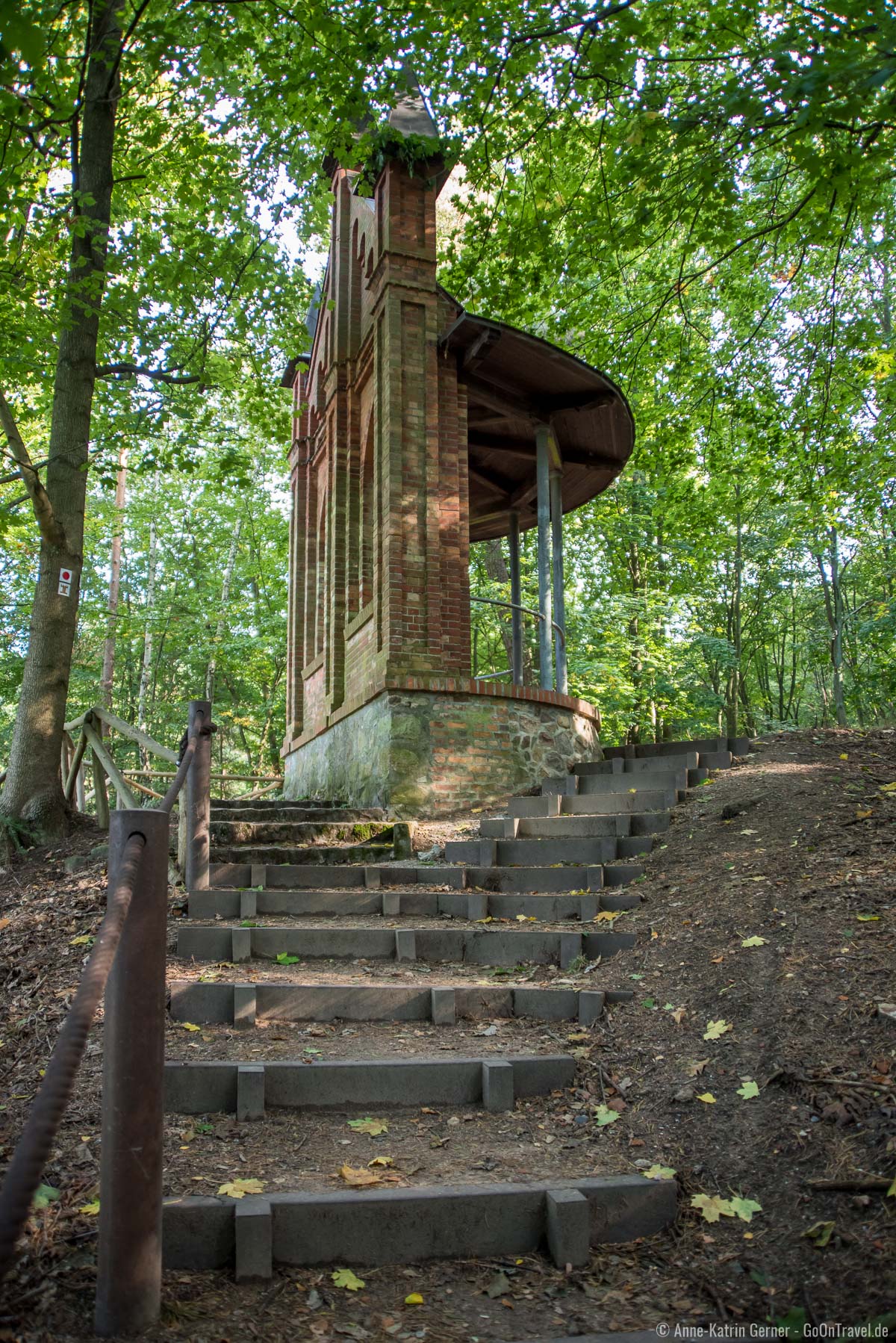 Stufen zur Brunnenkapelle Stufen zur Brunnenkapelle
