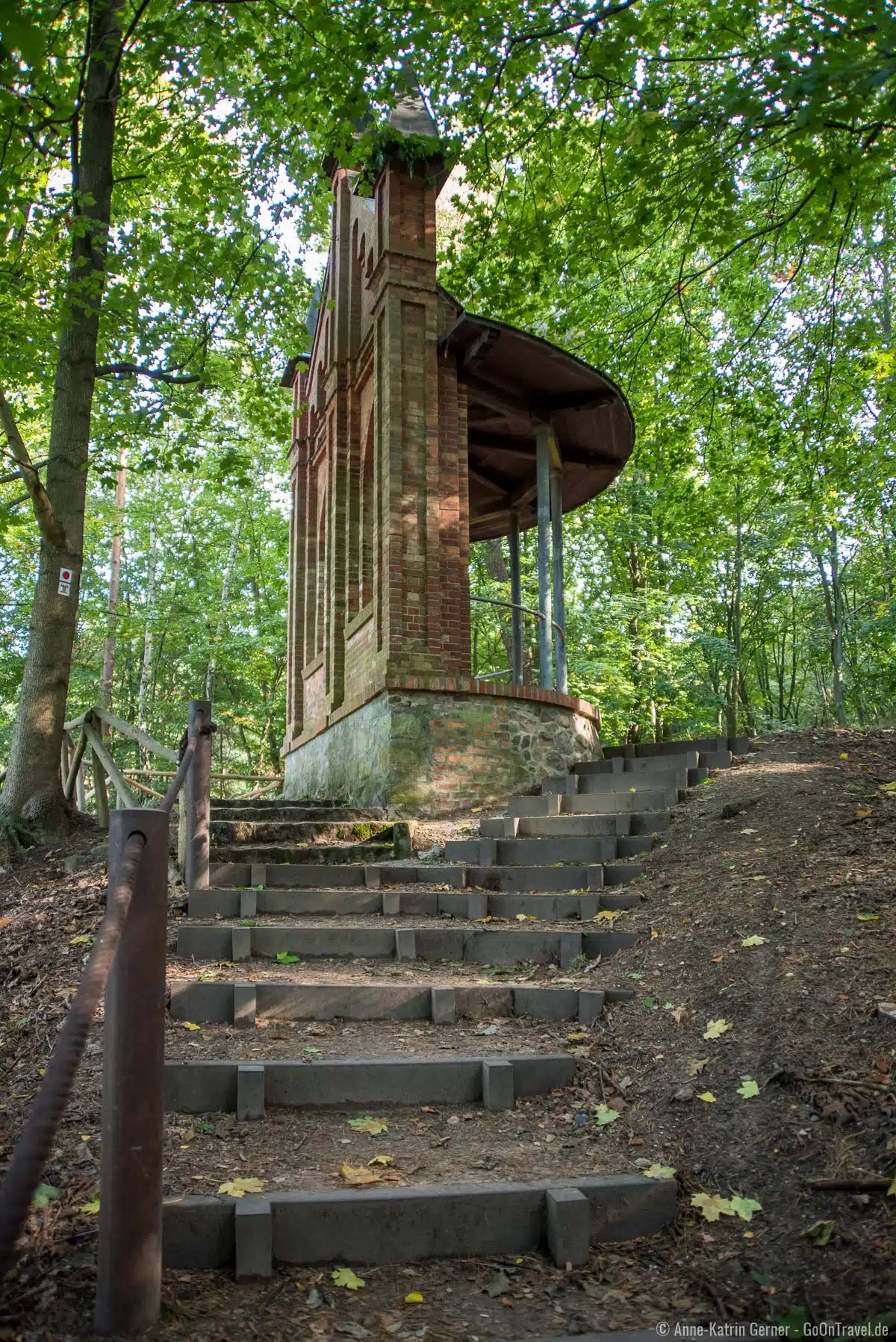 Stufen zur Brunnenkapelle Stufen zur Brunnenkapelle