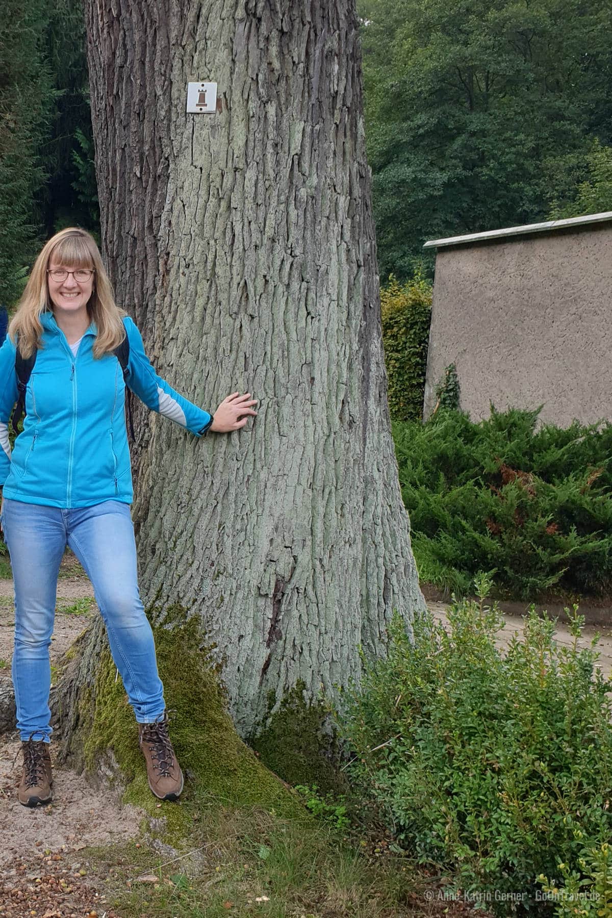 Der Turmwanderweg ist mit einem braunen Turm auf weißem Grund gekennzeichnet. Der Turmwanderweg ist mit einem braunen Turm auf weißem Grund gekennzeichnet.