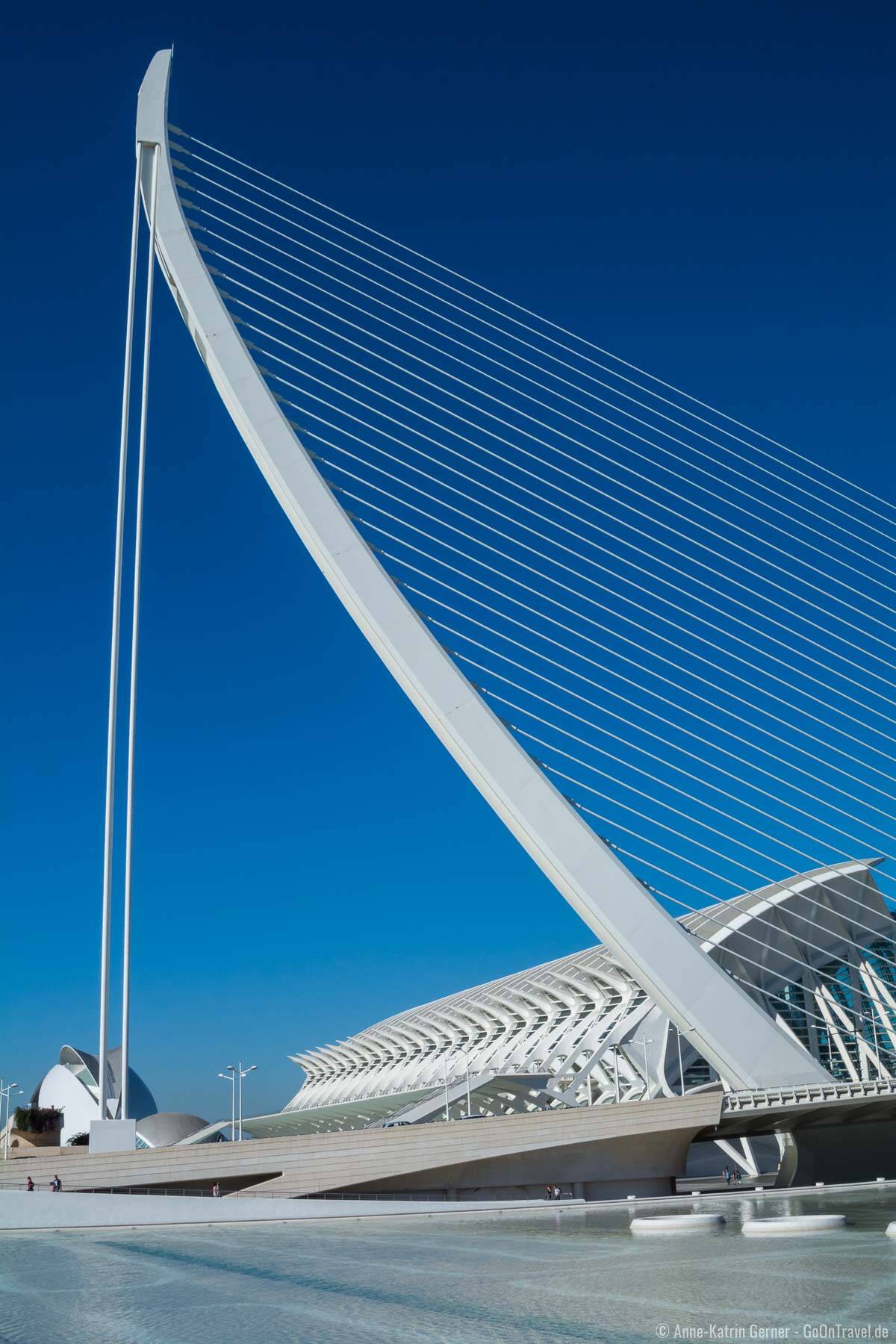 von der eleganten Brücke lässt sich ein wichtiger Stadtteil Valencias überblicken