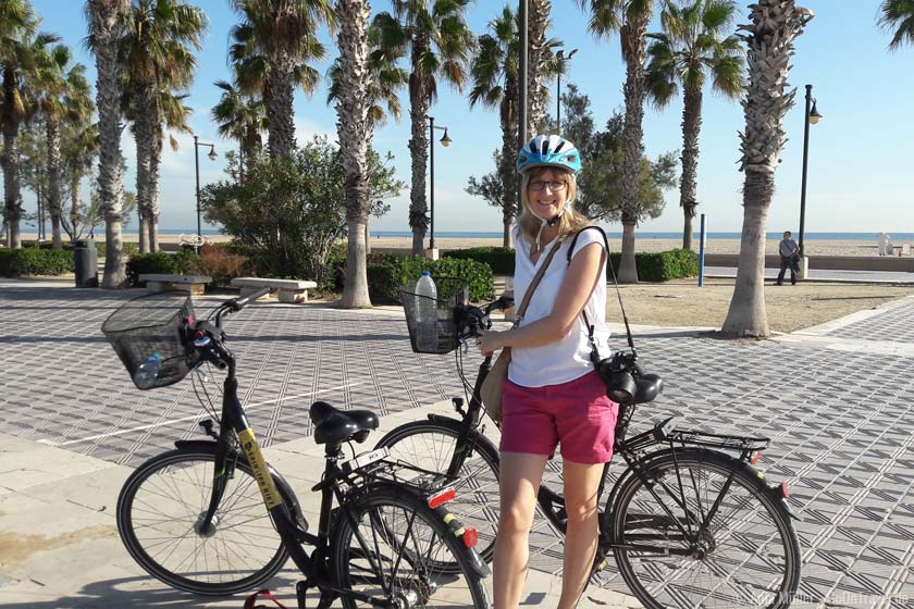 Radfahren entlang der Strandpromenade von Valencia Radfahren entlang der Strandpromenade von Valencia